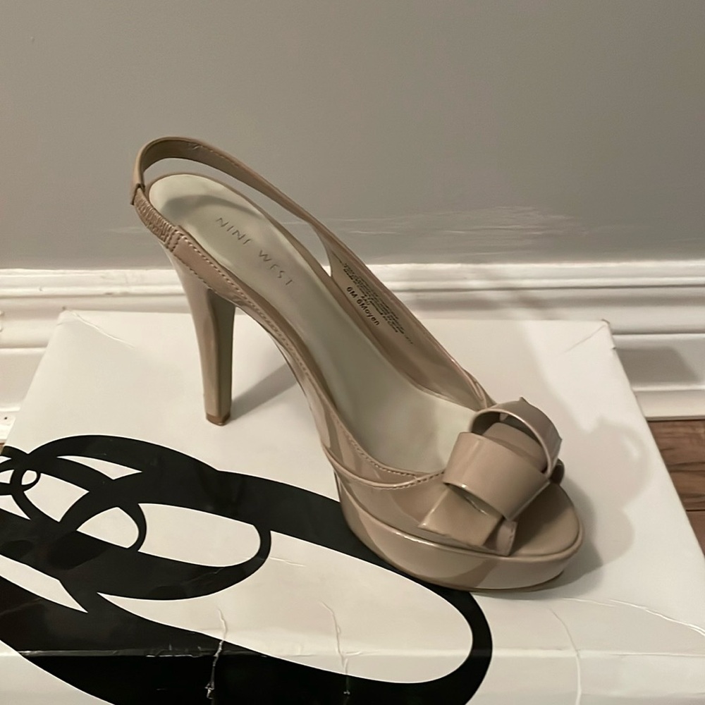 Nine West tan platforms size 6